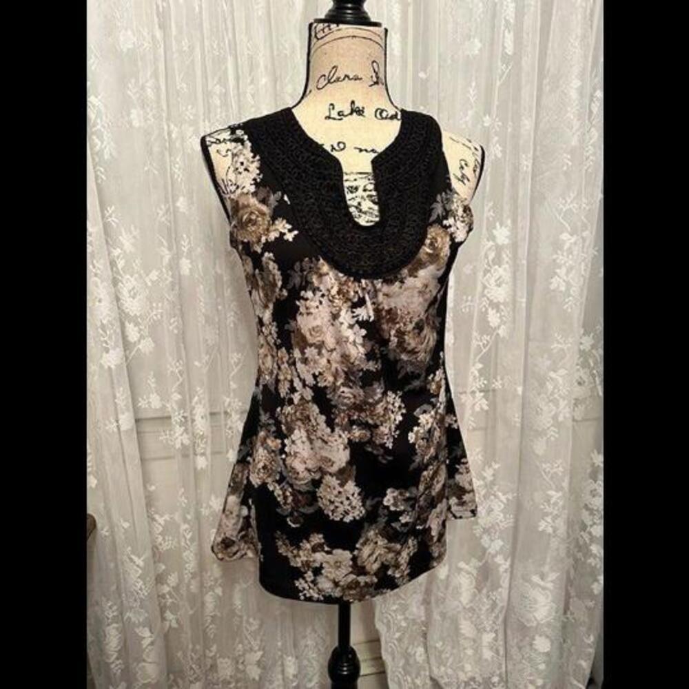 Elevate Your Work Wardrobe with Our Floral Tank Top! - Picture 1 of 2